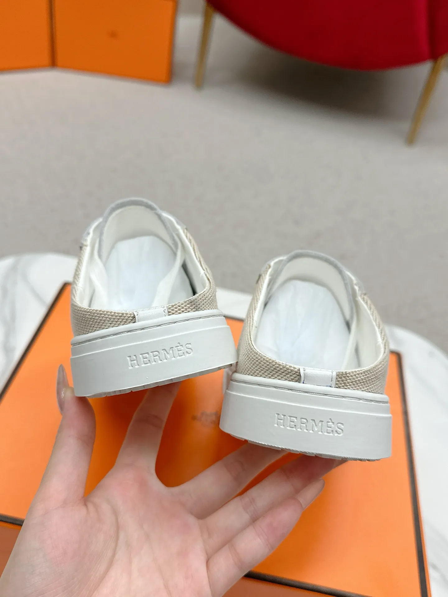 👟👟Ex-factory price 580👟👟 Men's size +10 [HERMES] H-lace slip-on sneakers, sneakers with empty back, white shoes, casual slippers and half-drags. 👉The craftsmanship is exquisite, and new products are released at the counter at the same time. Every detail of the shoes is made with special care, which is quite eye-catching. The elegant splicing elements highlight the good temperament! 🔻Fashionable fly woven lace-up method adds a casual atmosphere and exquisite lines, which can better reflect the family-style design language and intersperse exquisite lines. ✨✨The upper is made of imported cow suede/imported canvas, the lining is made of imported mixed sheepskin, and the original custom-made rubber outsole. 🐎Size: 35-40 for women, 39-44 for men (41 for women, 45 for men, can be customized, non-refundable)